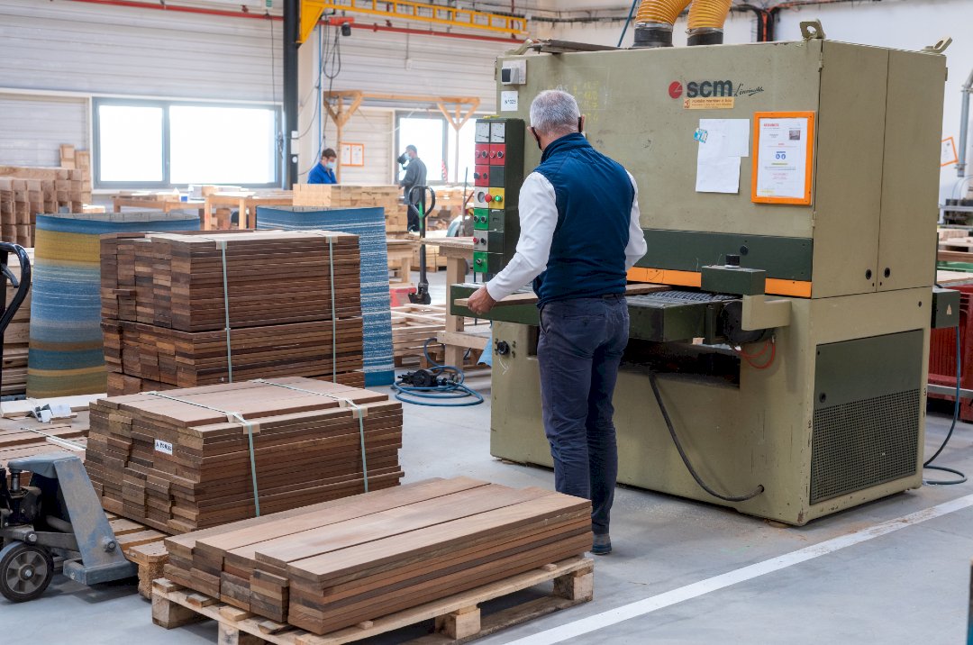 Calibrage des lames de bois exotique pour terrasse Wedeck Calibrage des lames de bois exotique pour terrasse Wedeck
